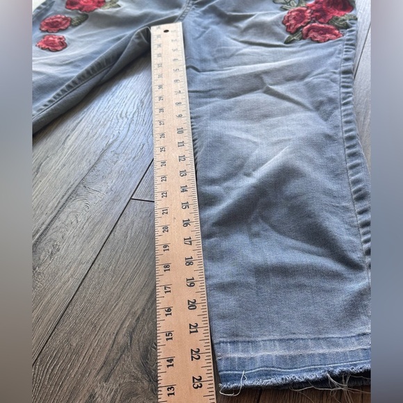 a.n.a  Women’s Jeans Embroidered Roses Cropped Size 12 - Picture 8 of 8